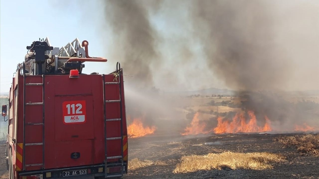 Edirne'de Anız Yangını 3 Metruk Evi Tehdit Etti