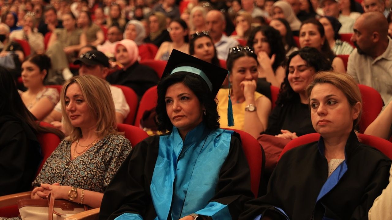 Edirne'de İki Çocuk Annesi 46 Yaşında Edebiyat Fakültesi Birincisi Oldu