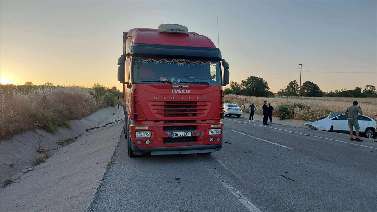 Edirne'de Park Halindeki Tıra Çarpan Otomobilin Sürücüsü Ağır Yaralandı