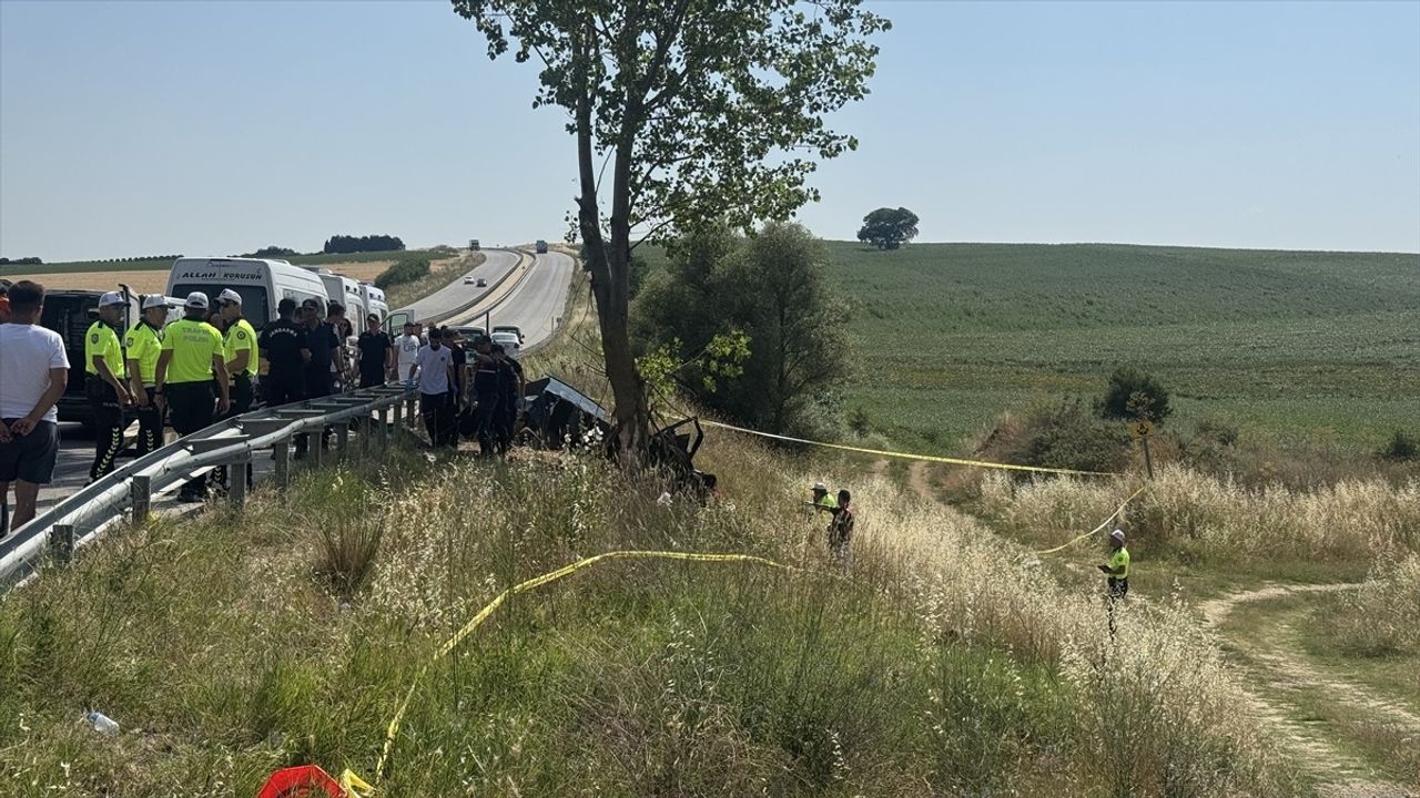 Edirne'de Trafik Kazasında 5 Kişi Hayatını Kaybetti, Cenazeleri Defnedildi