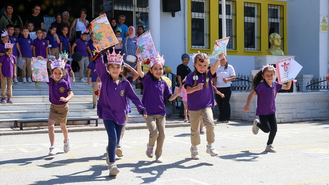 Ege Bölgesi'nde Öğrenciler Karnelerini Aldı: Yaz Tatili Başlıyor