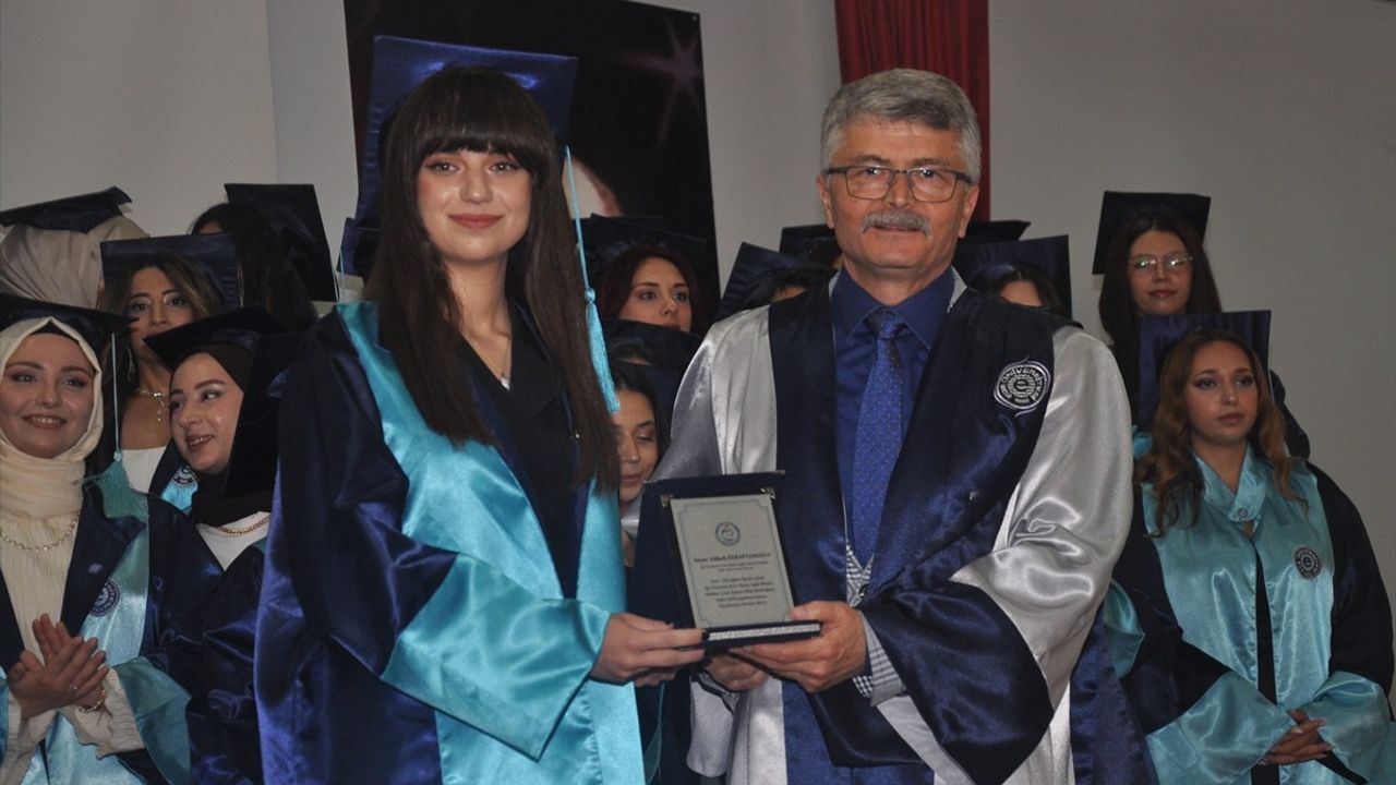 Ege Üniversitesi Ödemiş Sağlık Bilimleri Fakültesi Mezuniyet Töreni Coşkuyla Gerçekleşti