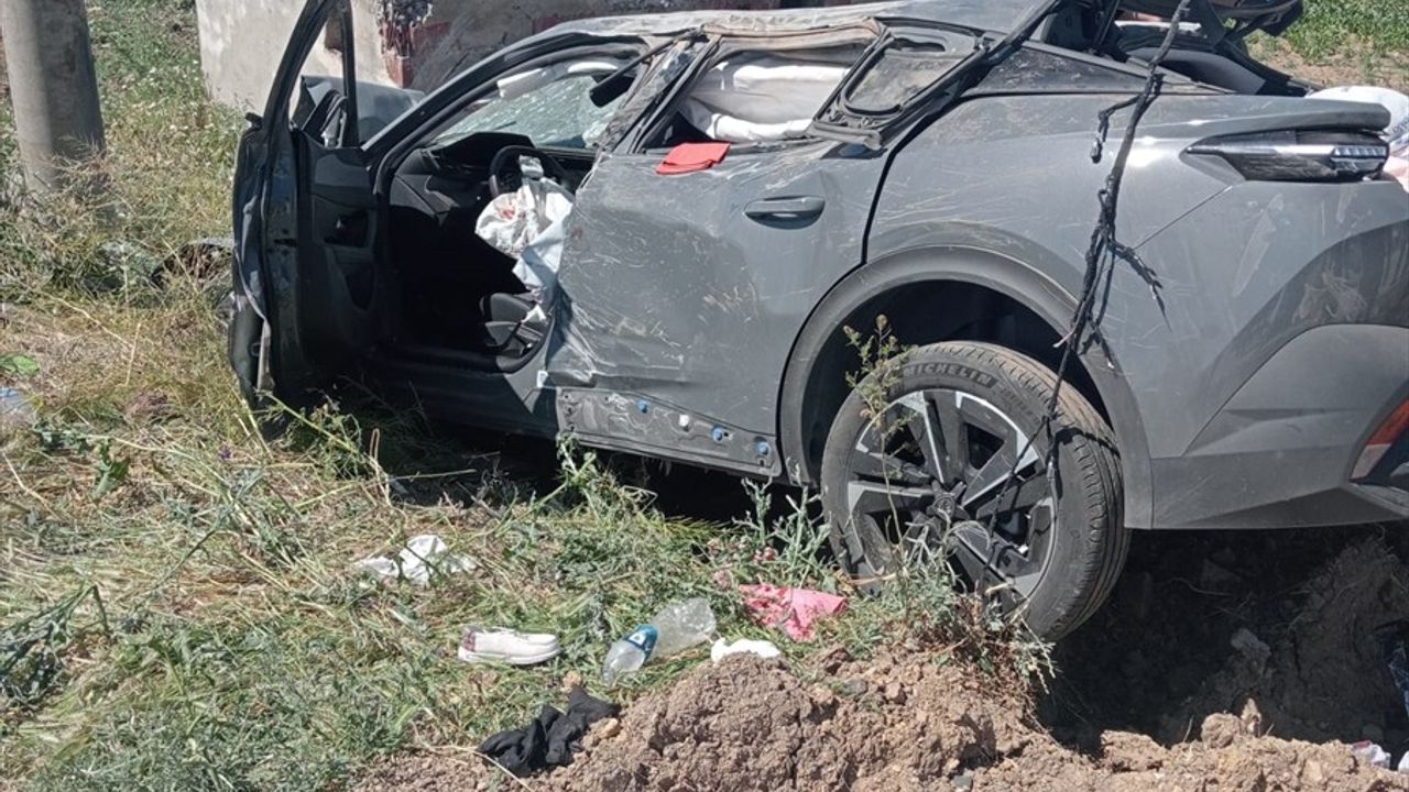 Elazığ'da Şarampole Devrilen Otomobilde 4 Kişi Yaralandı