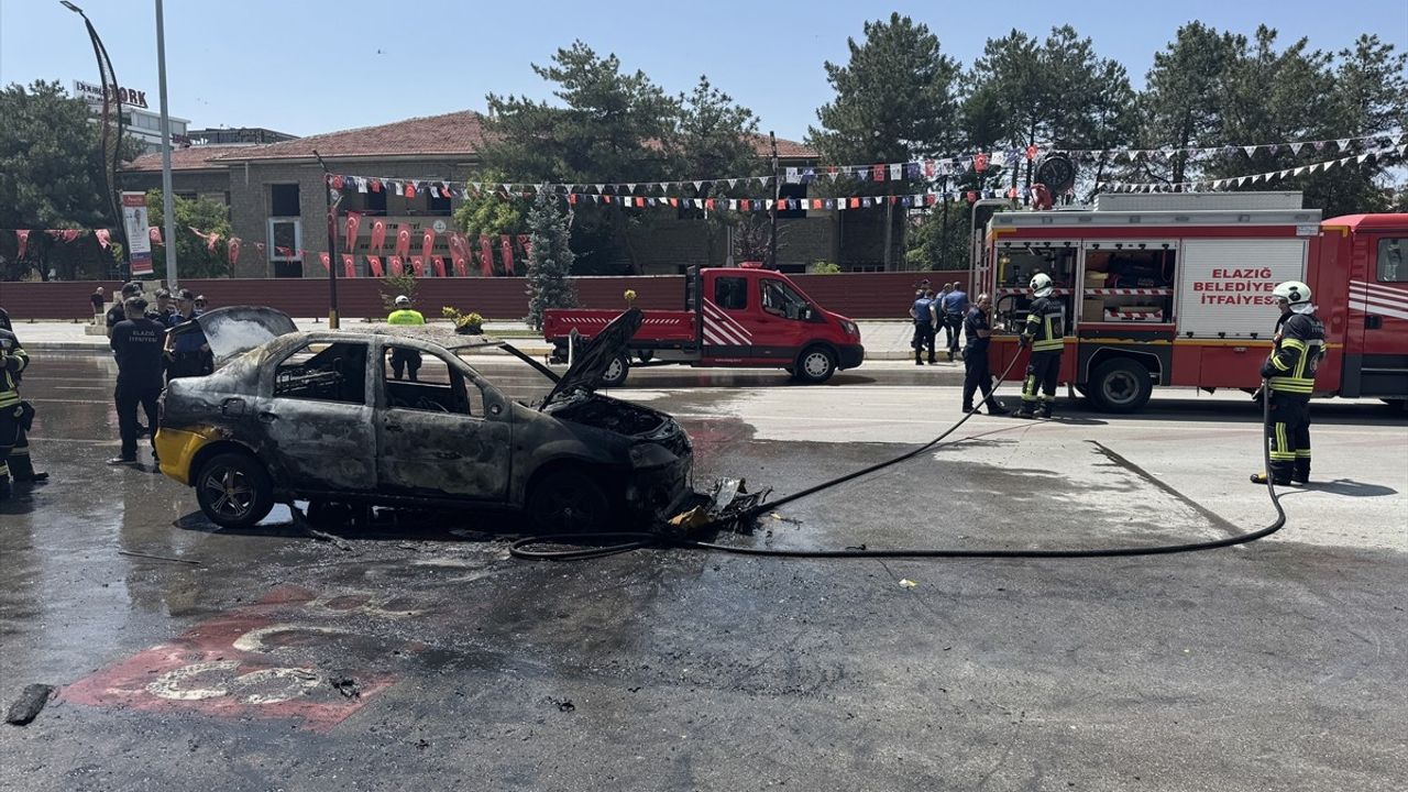 Elazığ'da Taksinin Yangını: Sürücü Yaralı!