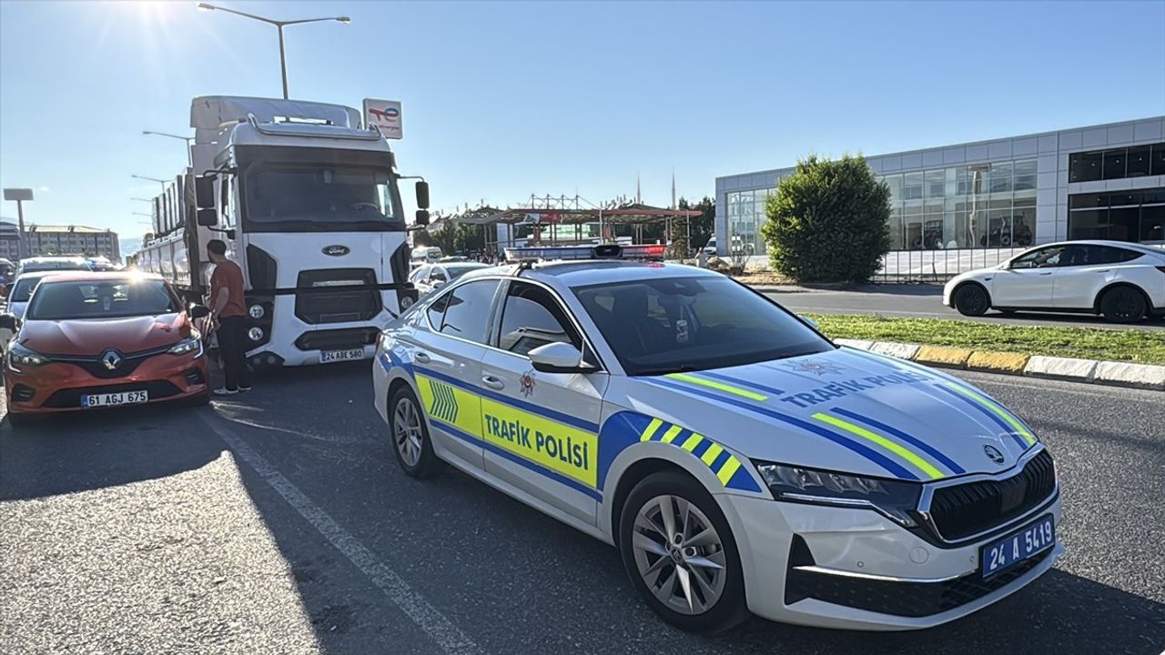 Erzincan'da Yolcu Otobüsü ve Tır Çarpıştı: 3 Yaralı