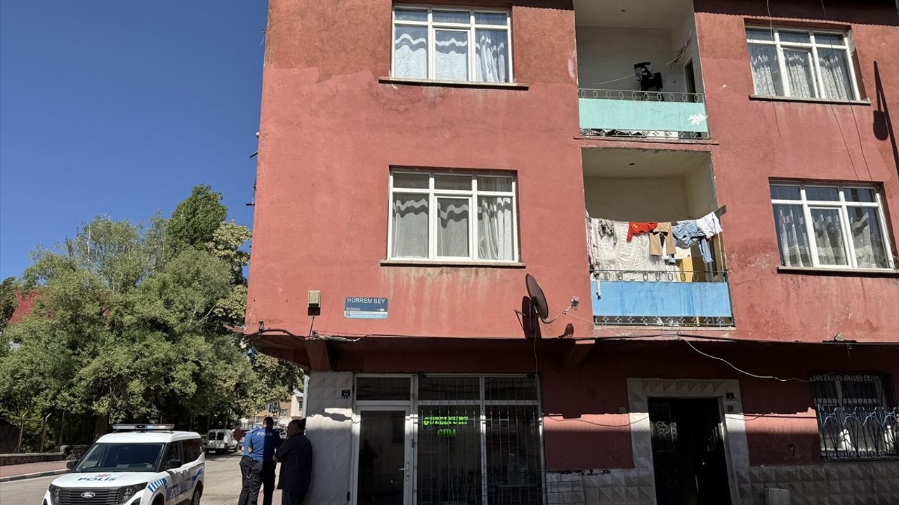 Erzurum'da Balkondan Düşen Bebek Ağır Yaralandı