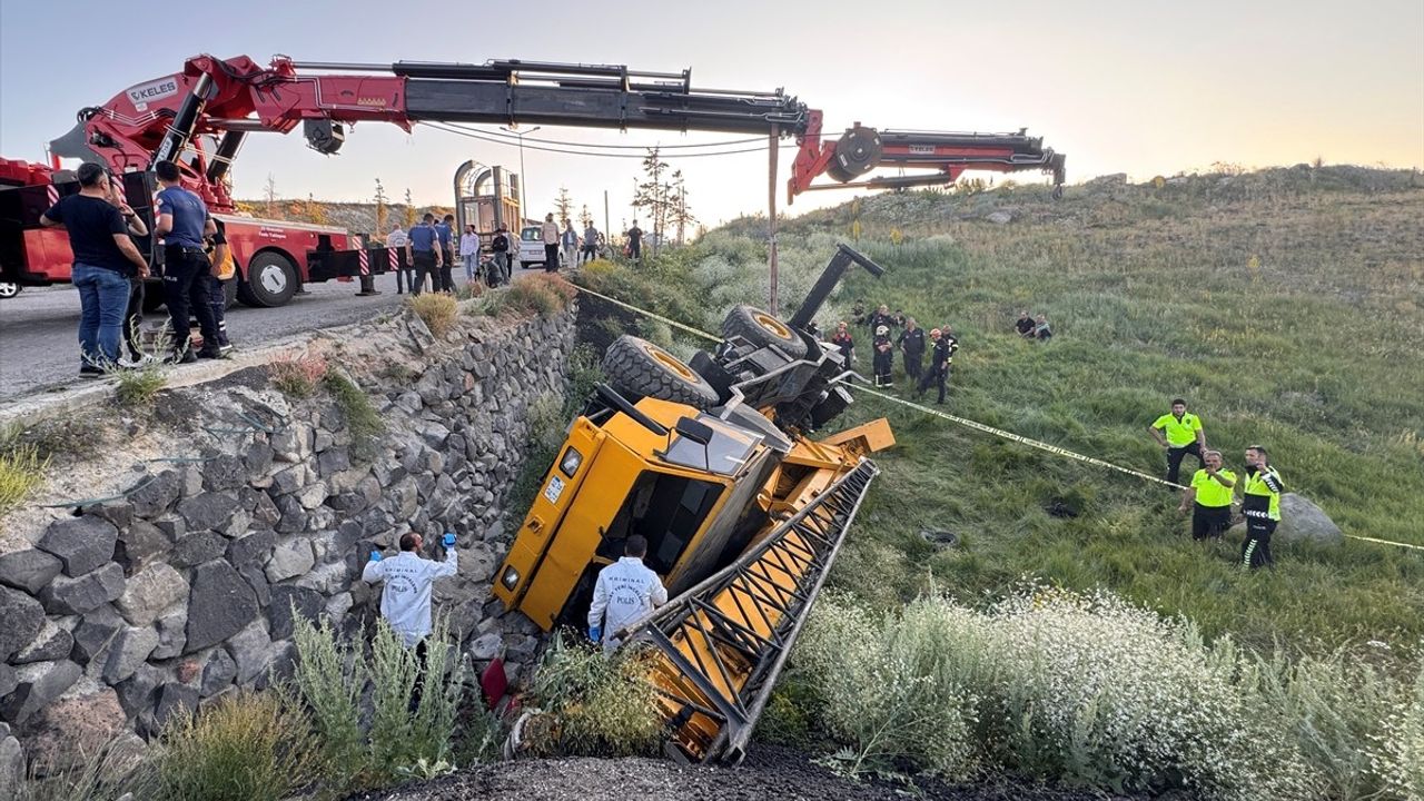 Erzurum'da Devrilen Vincin Altında Kalan Operatör Hayatını Kaybetti