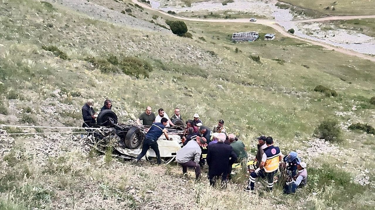 Erzurum'da Şarampole Devrilen Kamyonetteki Sürücü Hayatını Kaybetti