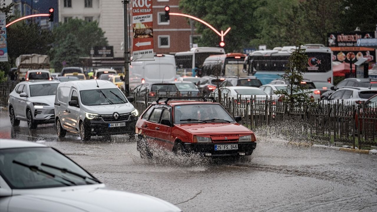 Erzurum'da Şiddetli Sağanak Hayatı Olumsuz Etkiledi