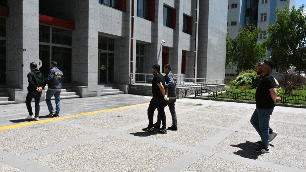 Erzurum'da 'Yan Bakma' Nedeniyle Bıçaklı Kavga: 4 Yaralı