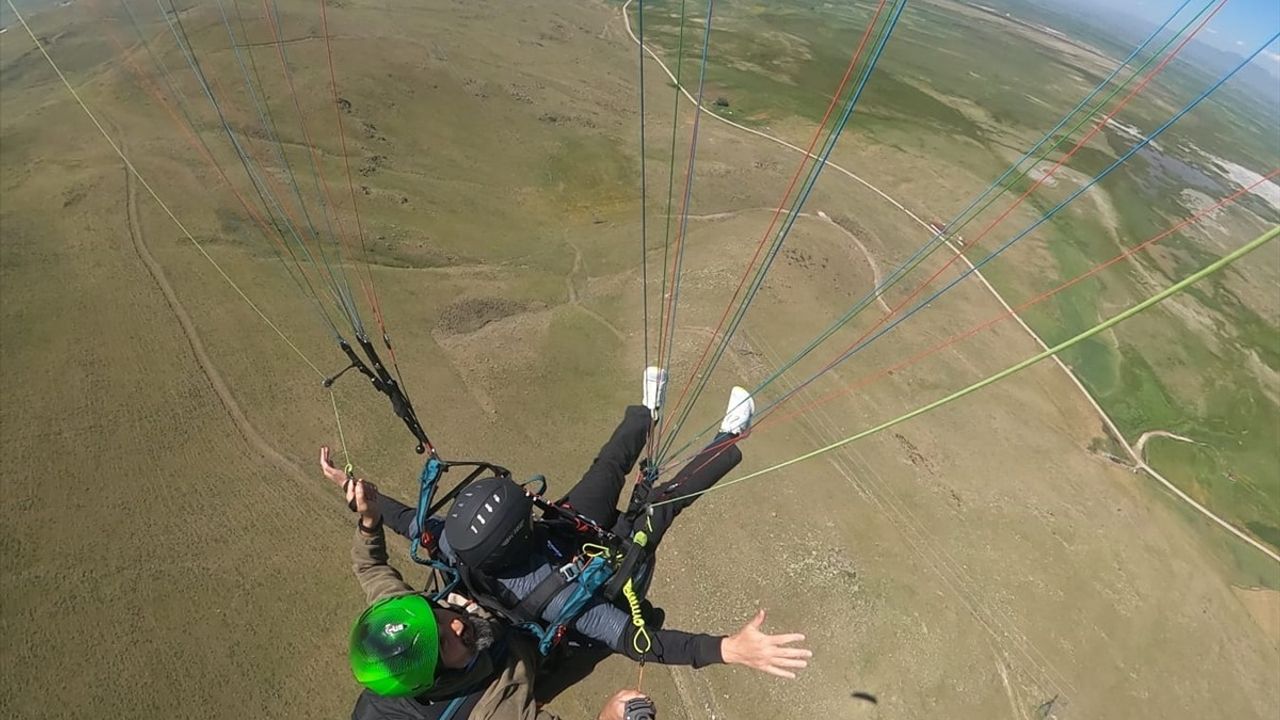 Erzurum Valisi Yamaç Paraşütü Deneyimledi