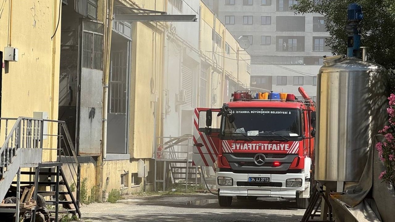 Esenyurt'ta Bebek Bezi Deposunda Yangın: İtfaiye Ekipleri Müdahale Etti