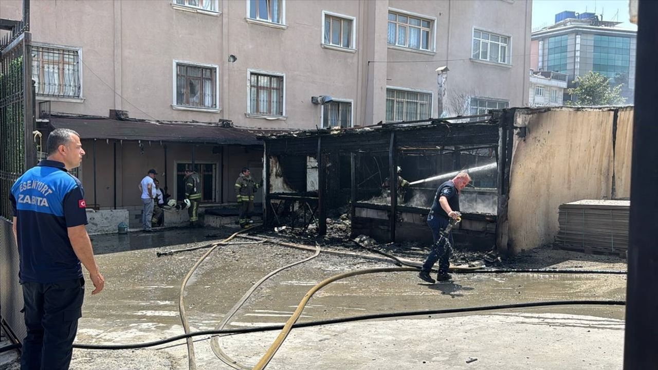 Esenyurt'taki Öğrenci Yurdunun Bahçesinde Yangın!