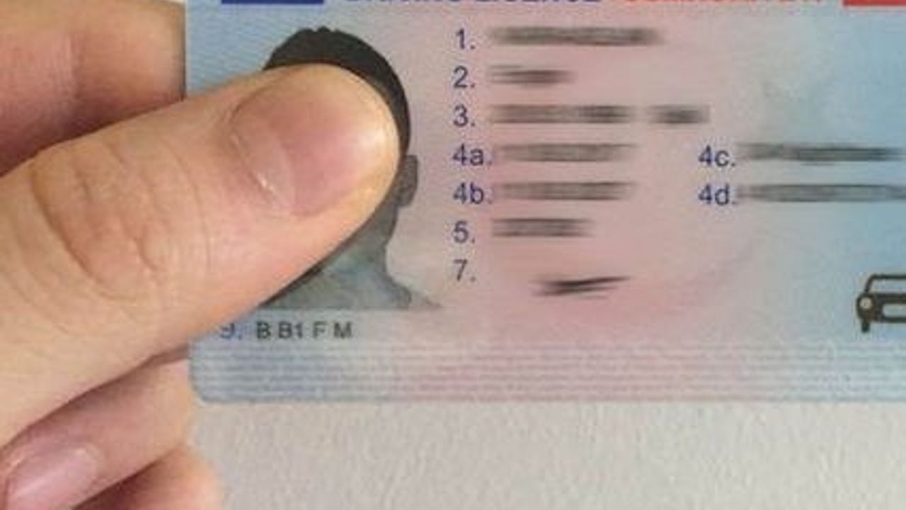 Eski Tip Ehliyet Sahiplerine Uyarı: 15 TL'yi Unutursanız 7.438 TL Ceza!