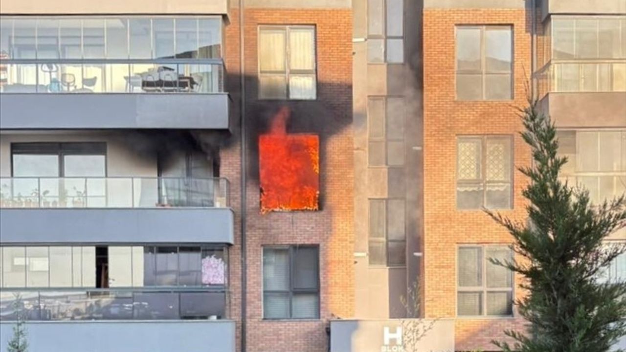 Eskişehir'de Buzdolabından Çıkan Yangında 3 Kişi Dumandan Etkilendi