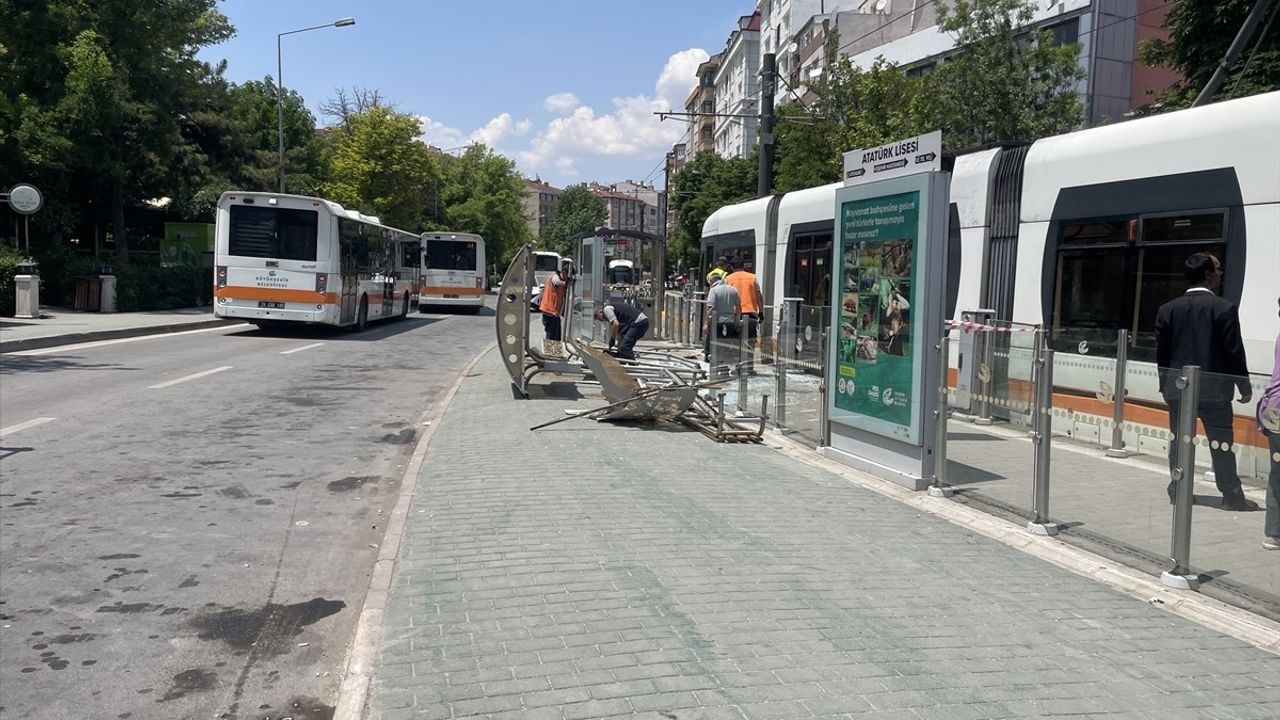 Eskişehir'de Kontrolden Çıkan Otobüs Tramvay Durağına Çarptı