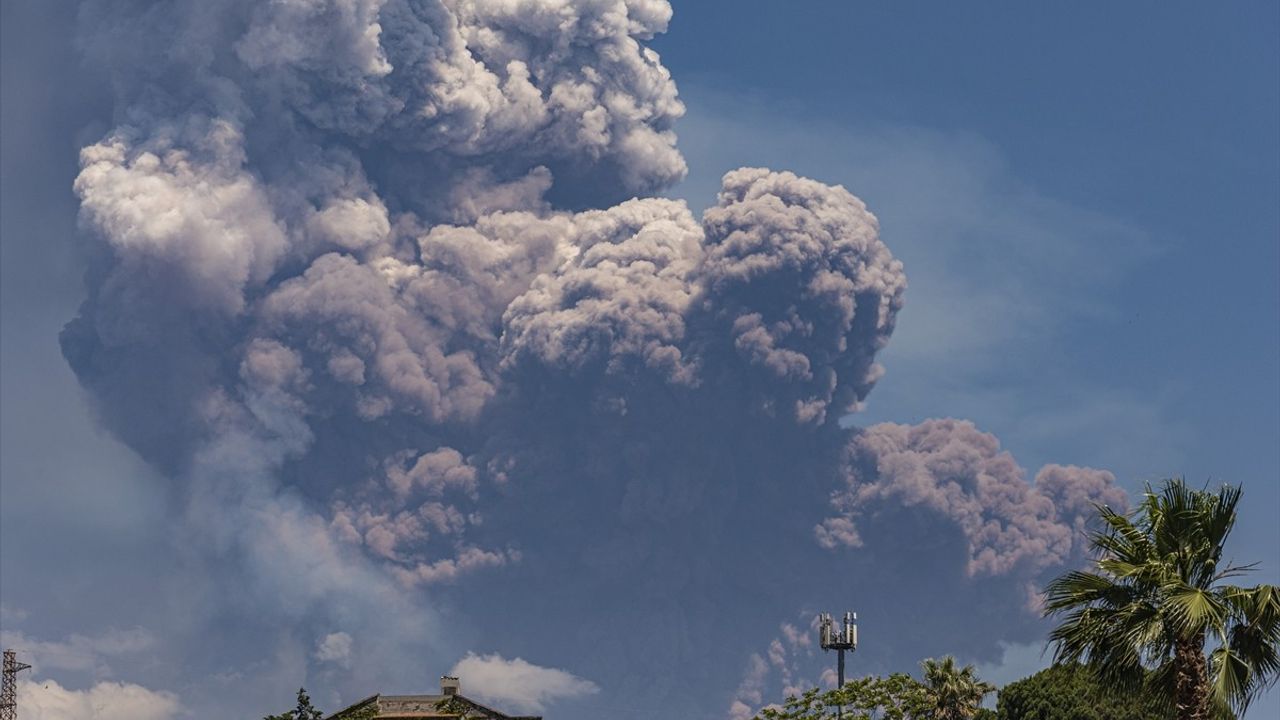 Etna Yanardağı Güçlü Püskürtmelerle Sarsılıyor