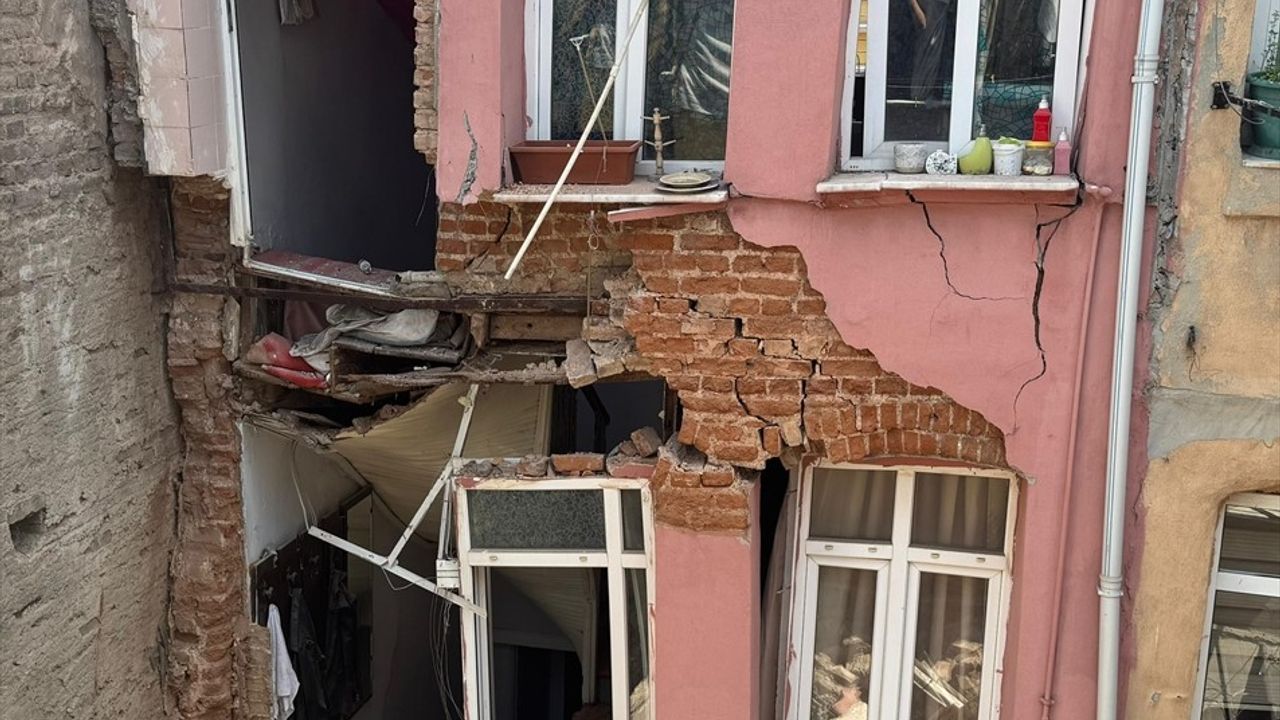 Fatih'te Bir Binada Kısmi Çökme: Çevrede Hasar Oluştu