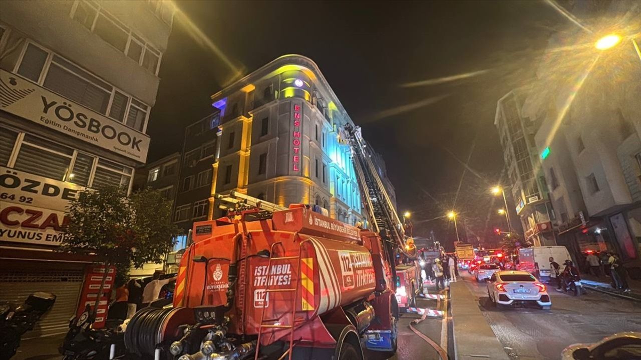 Fatih'te Otelde Yangın: 4 Kişi Kurtarıldı