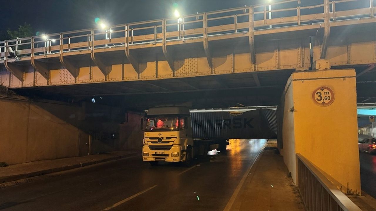 Fatih'te Tırın Dorsesindeki Konteyner Alt Geçide Takıldı