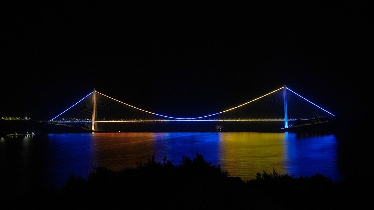 Fenerbahçe Beko'nun Şampiyonluğu Kutlandı: Köprüler Sarı Lacivert Aydınlatıldı