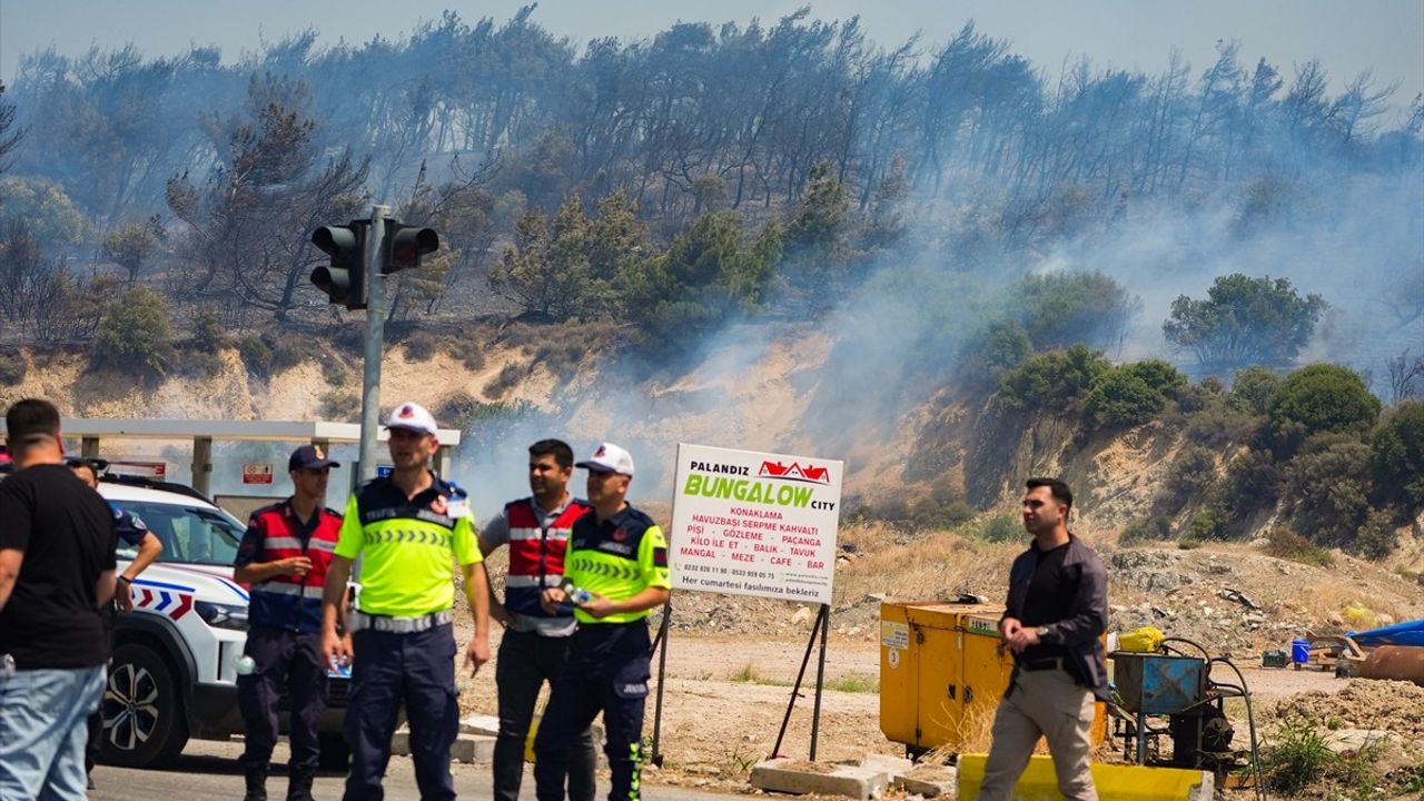 Foça'da Orman Yangını: Havadan ve Karadan Müdahale Başlatıldı