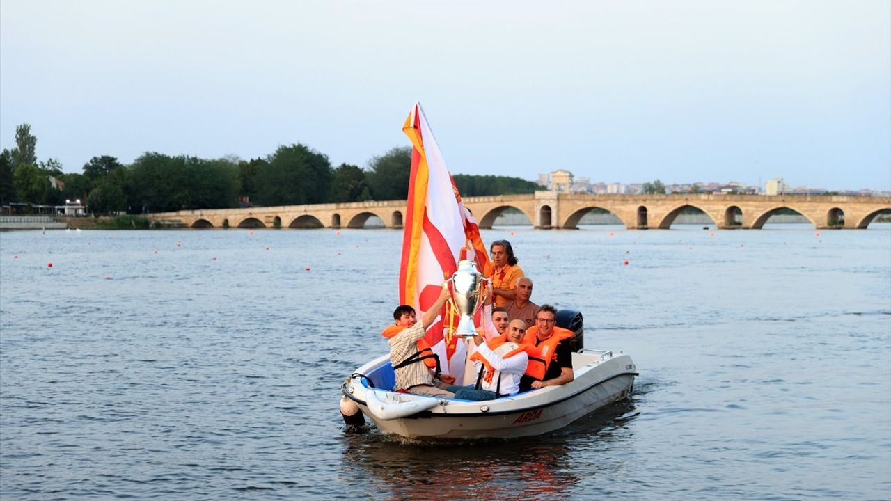 Galatasaray, Şampiyonluk Kupasını Meriç Nehri'nde Coşkuyla Kutladı