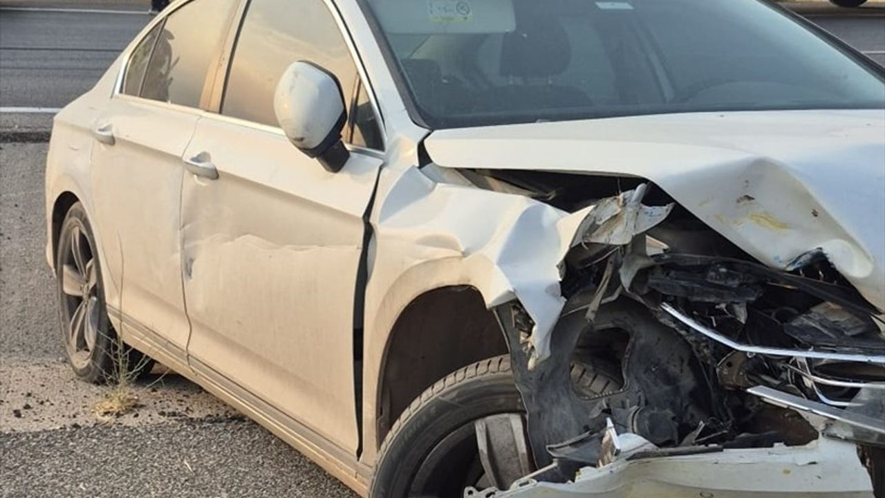 Gaziantep'te Biçerdöver ile Otomobil Çarpıştı: 3 Yaralı