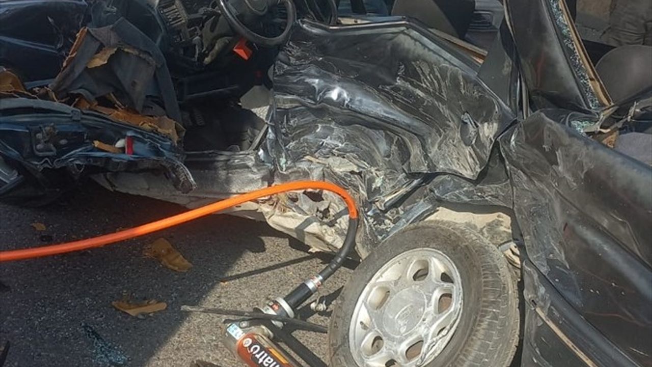 Gaziantep'te Otomobil Çarpışması: 1 Ölü, 1 Yaralı