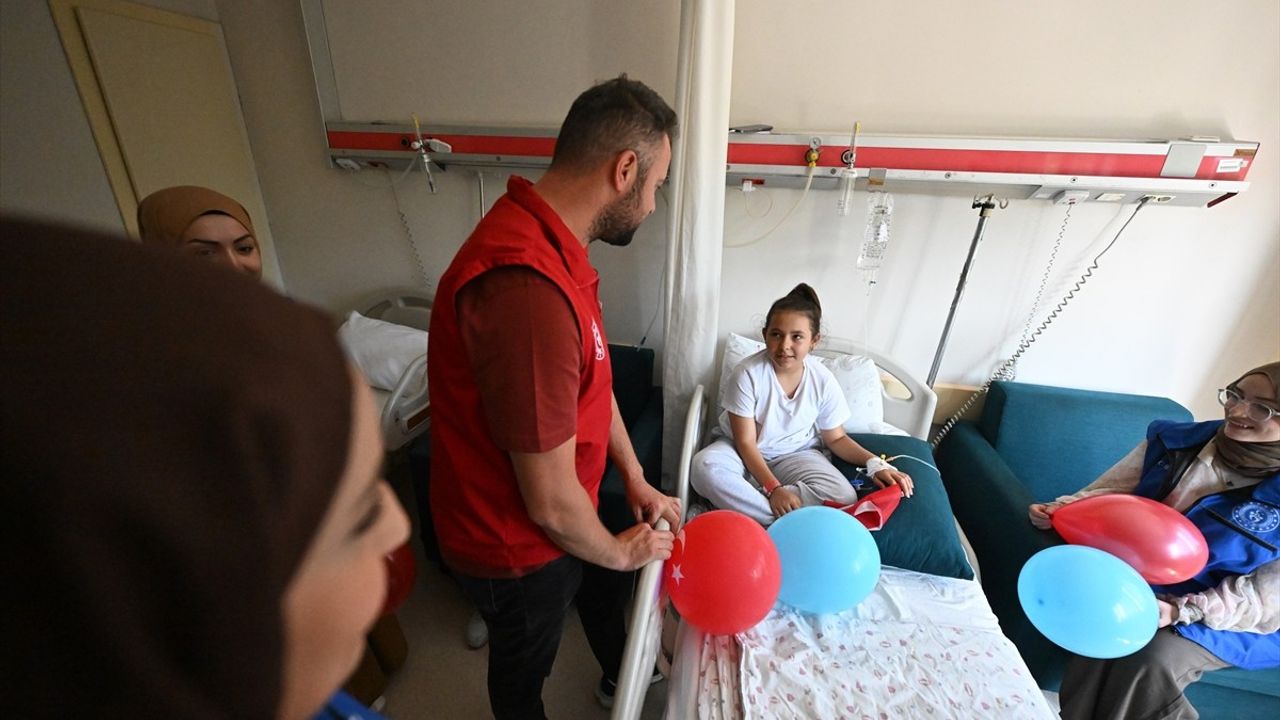 Gönüllü Gençler, Hastanede Tedavi Gören Çocukların Karnelerine Sevinç Eğlencesi Düzenledi