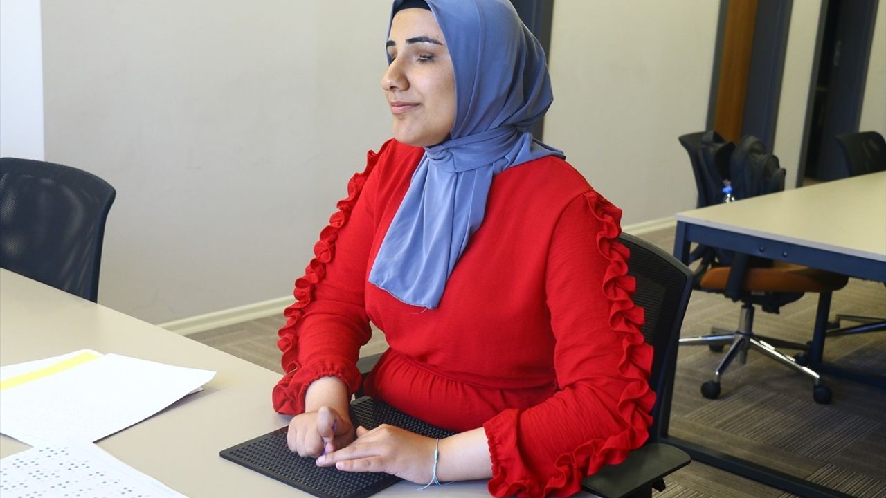 Görme Engelli Rümeysa'nın Hikayesi: Kitaplarla Aydınlanan Bir Dünya