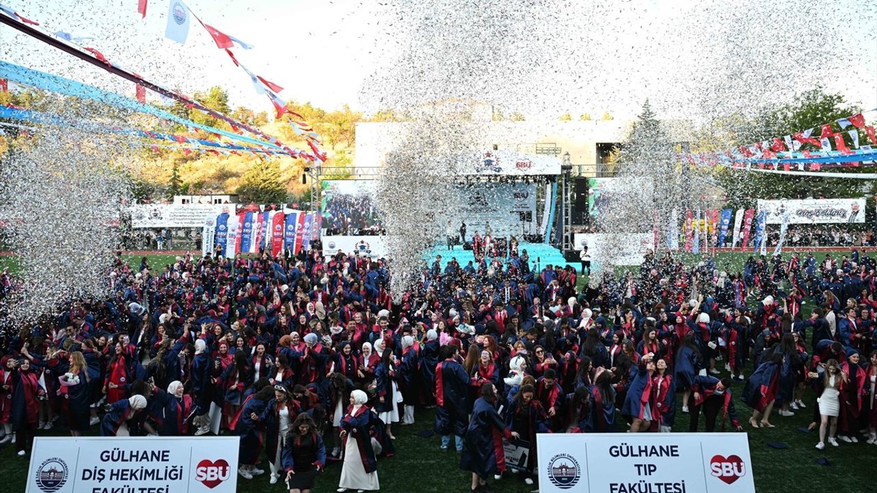 Gülhane Külliyesi'nde Mezuniyet Coşkusu: 8 Bin Mezun Diploma Aldı