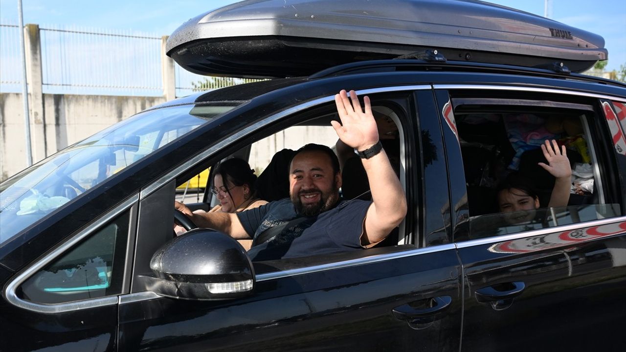 Gurbetçiler Kapıkule'den Türkiye'ye Giriş Yaptı: Bayrama Anavatanda Mutlu Bir Karşılama
