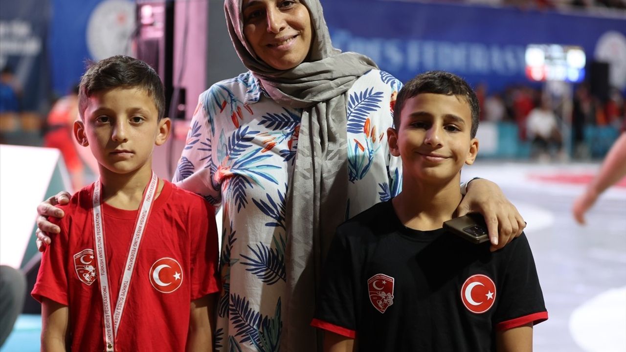 Güreşte Örnek Centilmenlik: Hükmen Galip İlan Edildi, Rakibiyle Mücadele Etti