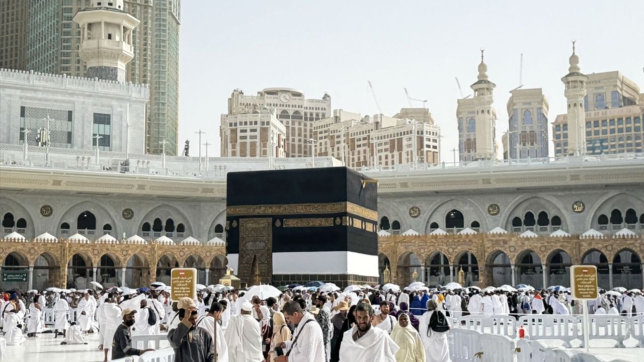 Hacı Adayları Arafat Öncesi Harem-i Şerif'te İbadet Ediyor
