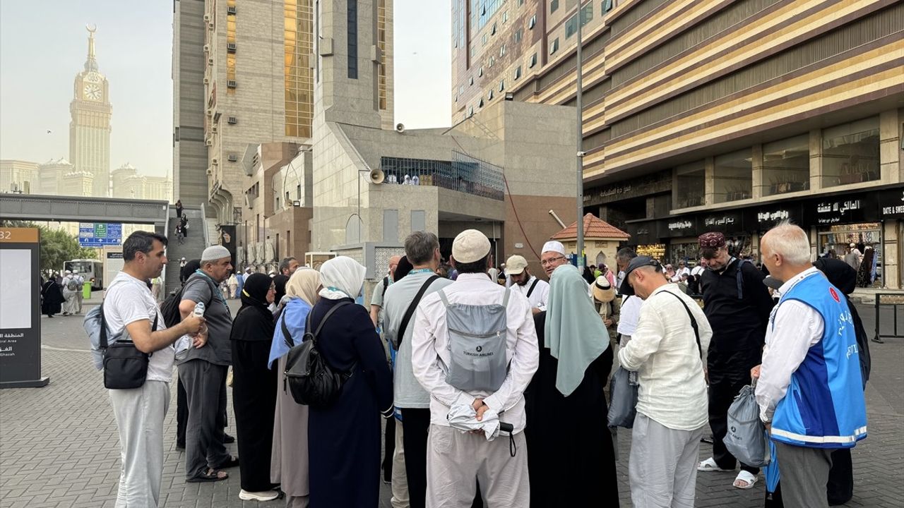 Hacı Adayları Kutsal Mekanları Ziyaret Ediyor