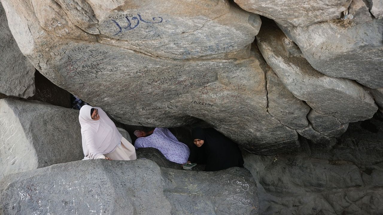 Hacı Adaylarının Zorlu Hira Mağarası Ziyareti