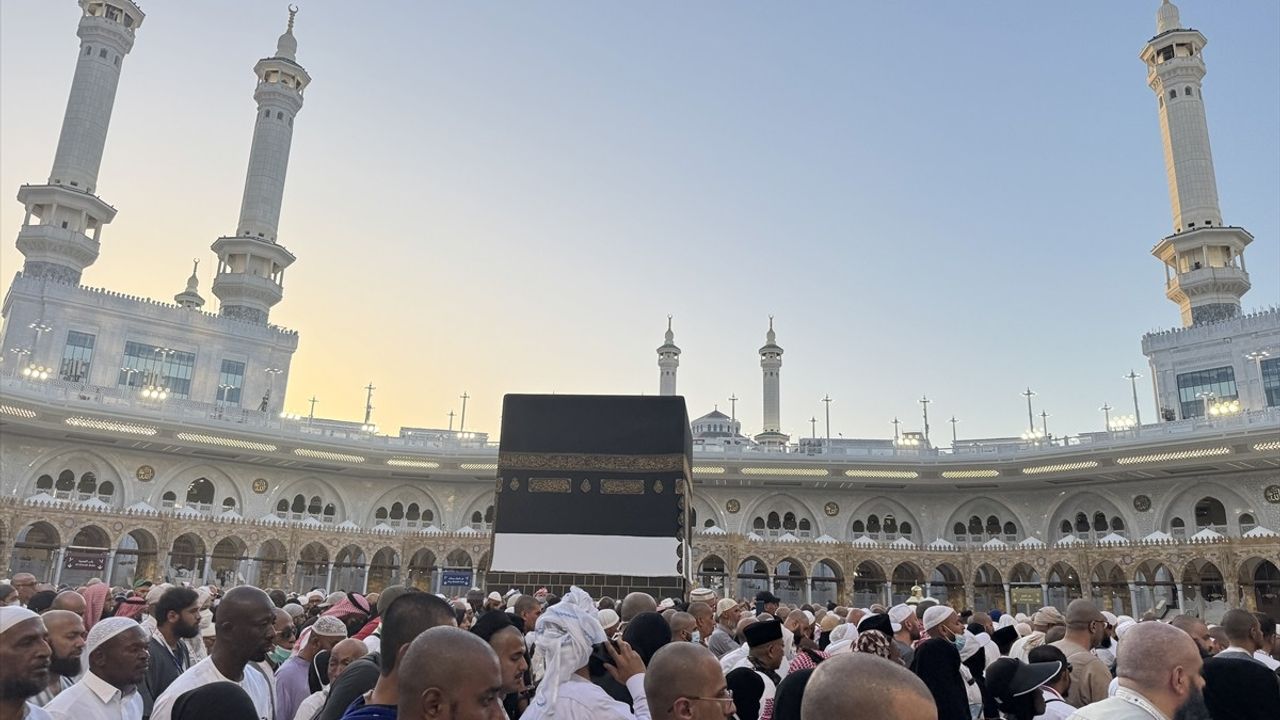 Hacılar Kabe'ye Veda Ediyor: Mukaddes Yolculuğun Sonları