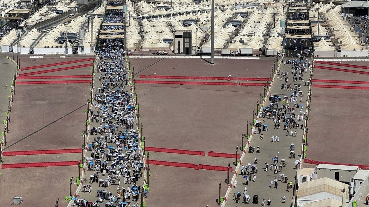 Hacılar Kurban Bayramı'nda Şeytan Taşlamaya Devam Ediyor