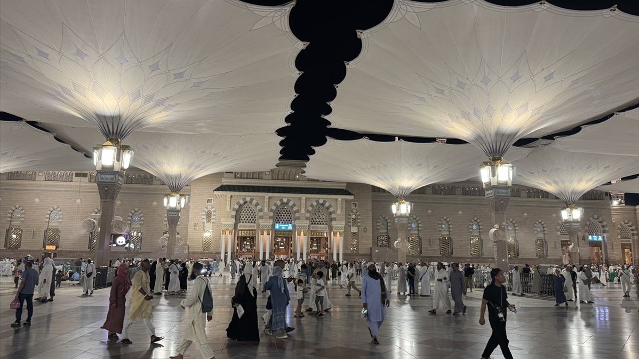 Hacılar, Medine'deki Manevi Yolculuklarına Devam Ediyor