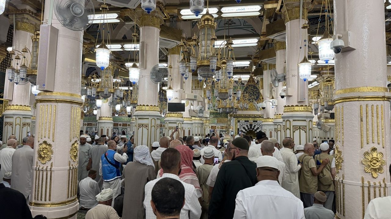 Hacılar Mescid-i Nebevi'de İbadetlerini Sürdürüyor