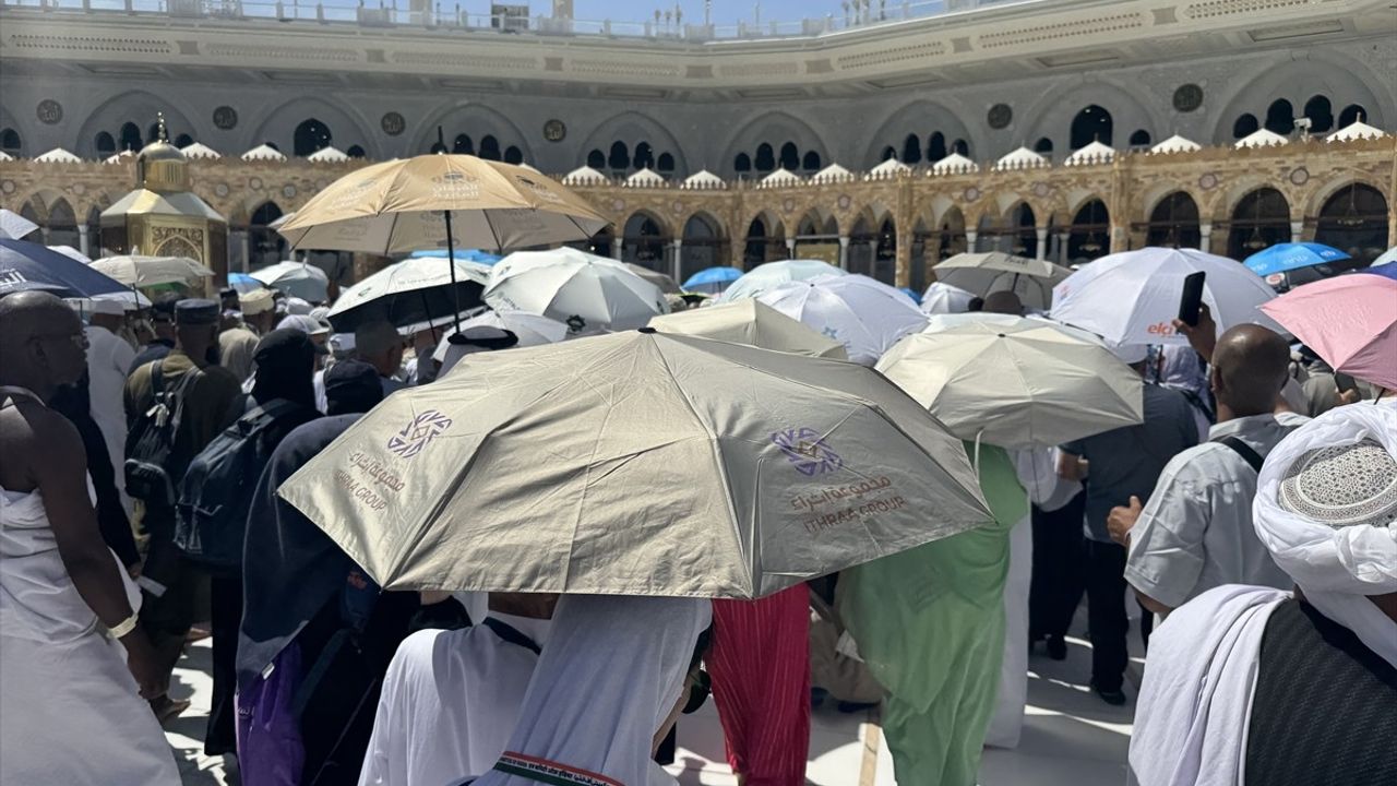 Hacılardan Şeytan Taşlama Geleneği: Kurban Bayramı'nda Coşku Devam Ediyor