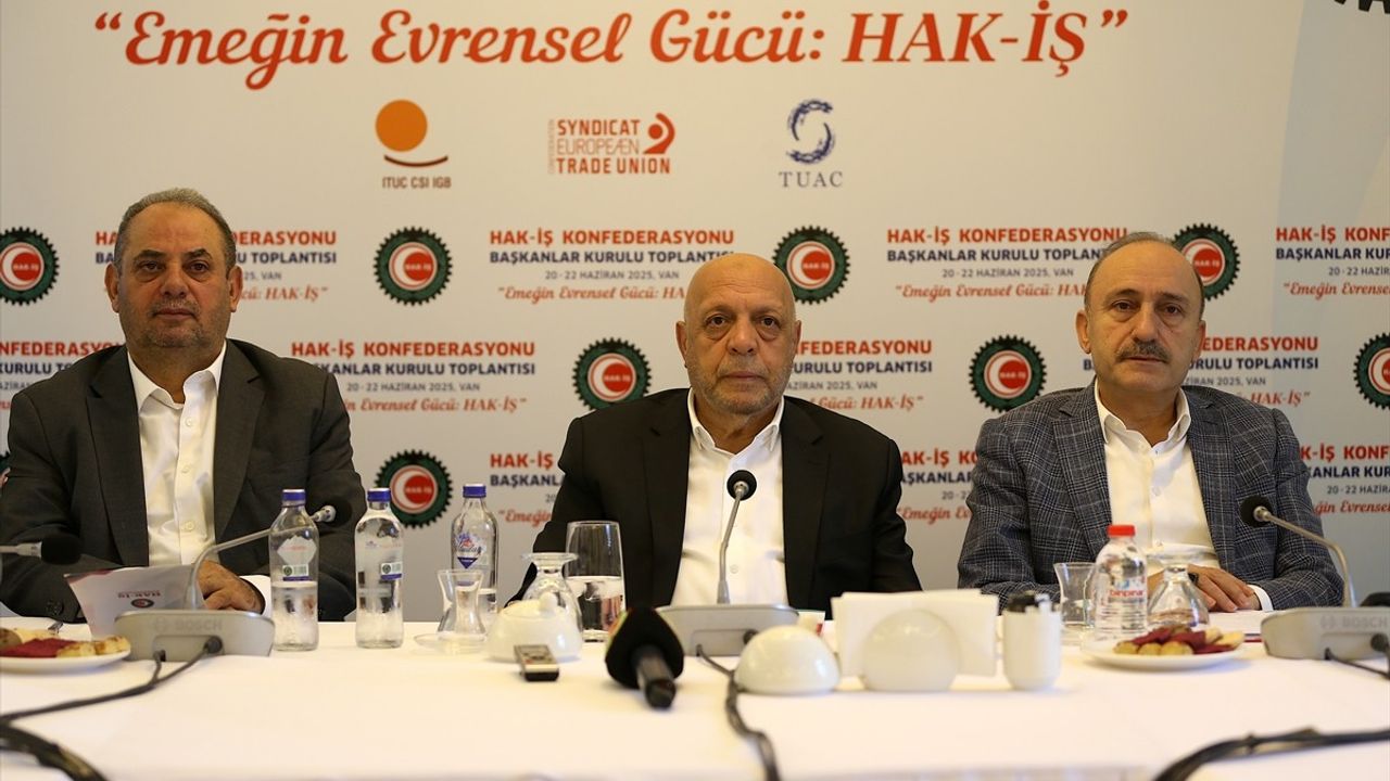 HAK-İŞ Genel Başkanı Arslan, Van'da İran'a Destek Verdi