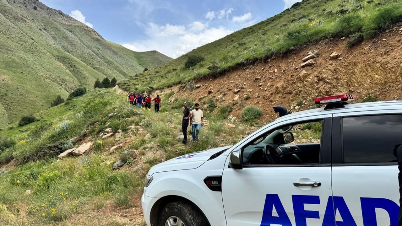 Hakkari'de Dağlık Alanda Düşen Kişi Hastaneye Ulaştırıldı
