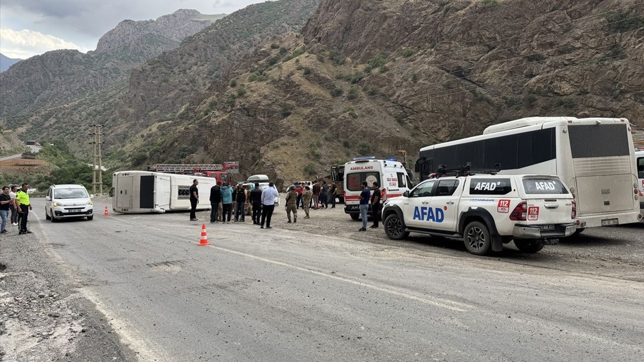 Hakkari'de Midibüs Devrildi: 12 Asker Yaralandı