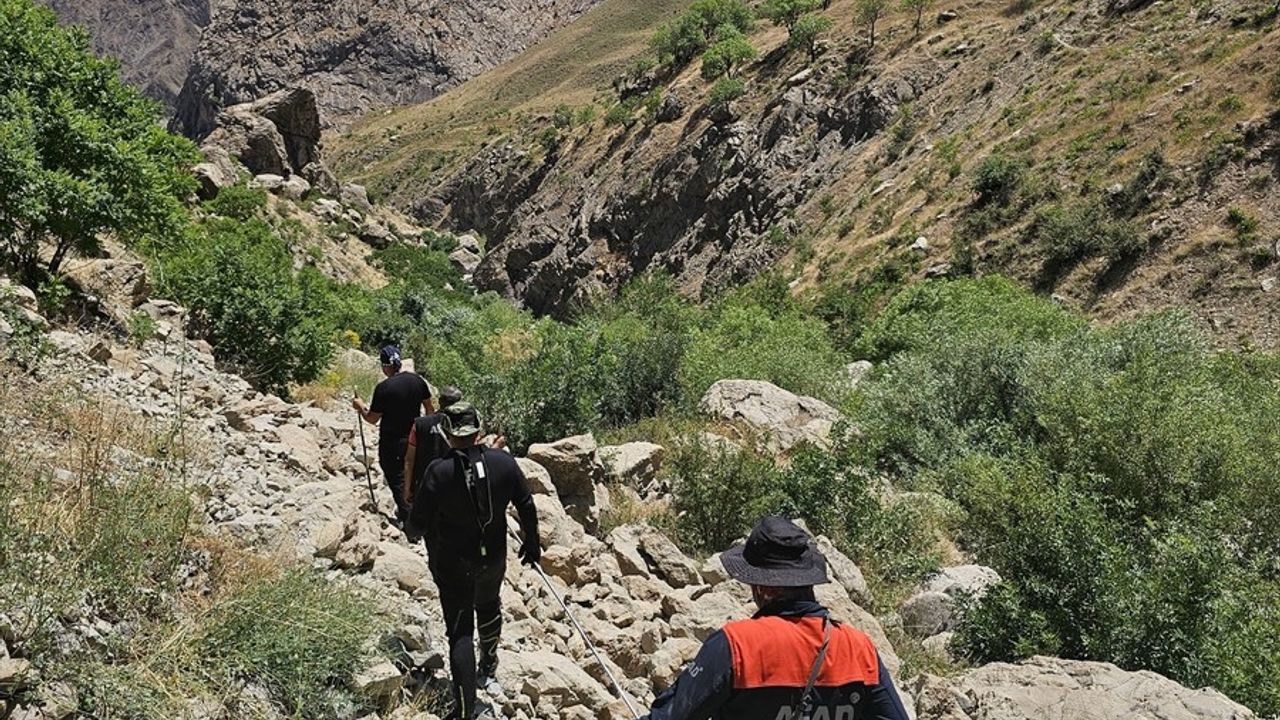 Hakkari'de Nisan Ayında Kaybolan Kadını Bulmak İçin Arama Çalışmaları Devam Ediyor