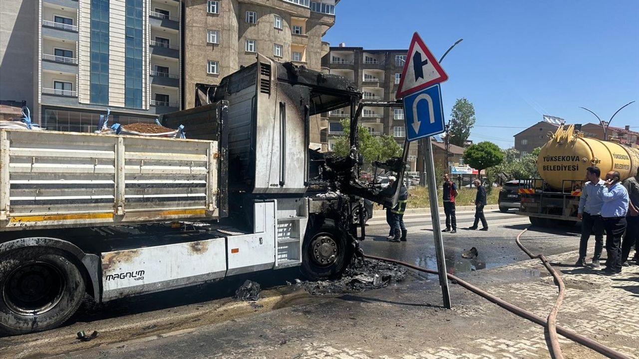 Hakkari'de Seyir Halindeki Tırda Yangın: Çekici Kısımları Kullanılamaz Hale Geldi