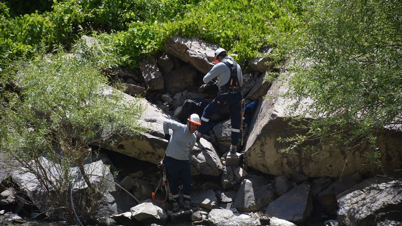 Hakkari Ekipleri, Zap Suyu'nu Botla Geçip Elektrik Arızasını Giderdi