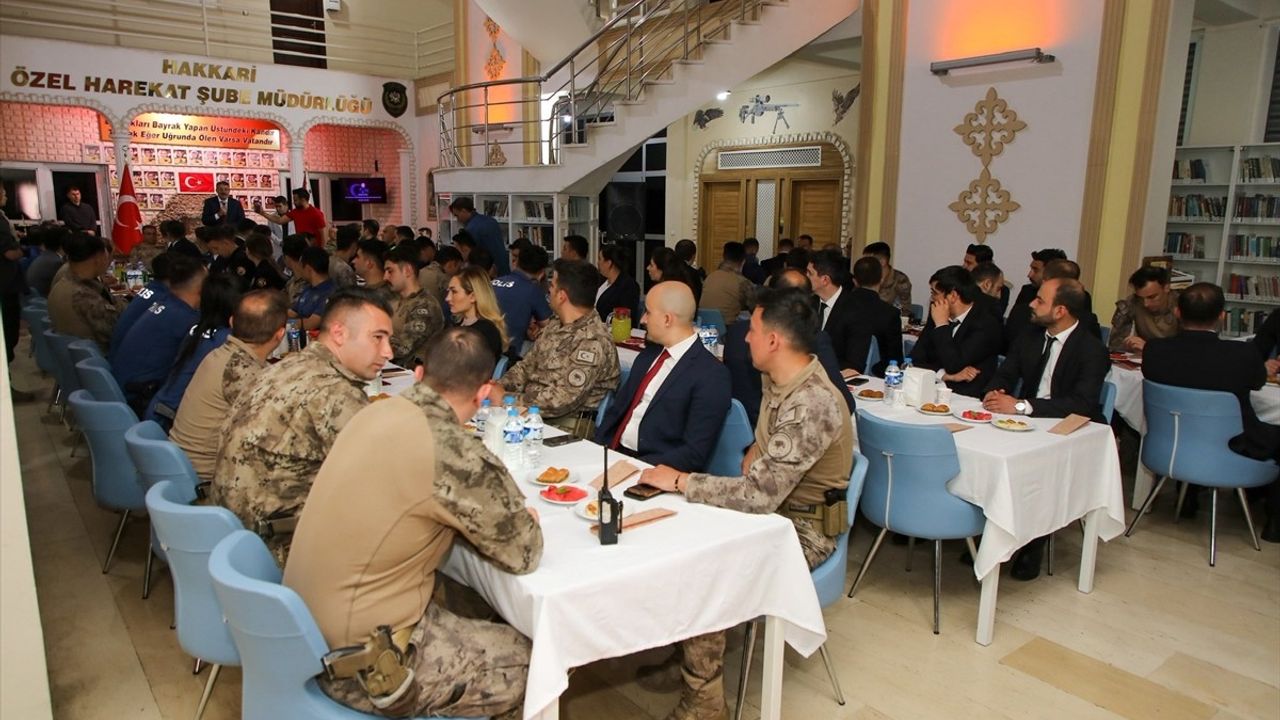 Hakkari Valisi Çelik, Güvenlik Güçleriyle Kurban Bayramı’nı Kutladı