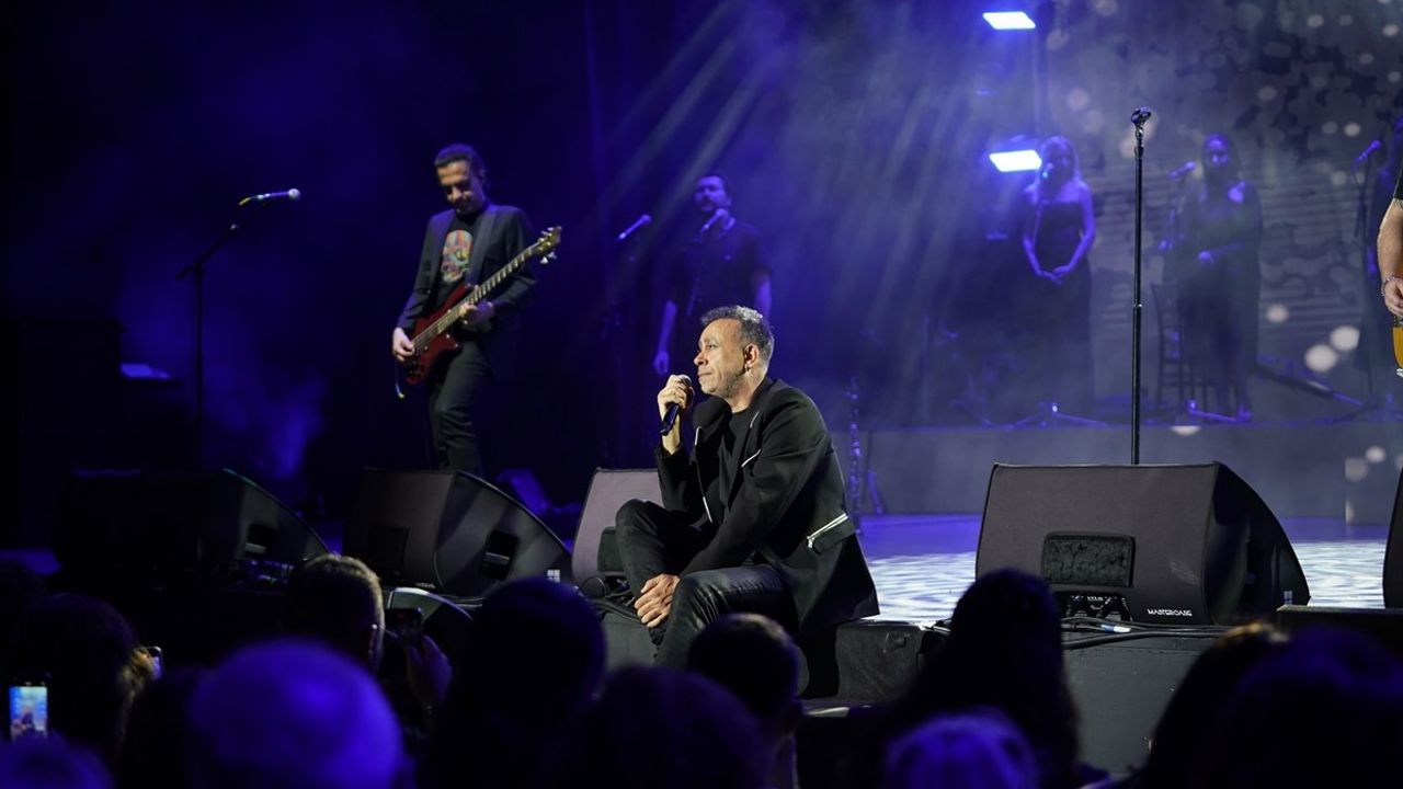 Haluk Levent, 30. Sanat Yılını Harbiye'de Coşkuyla Kutladı